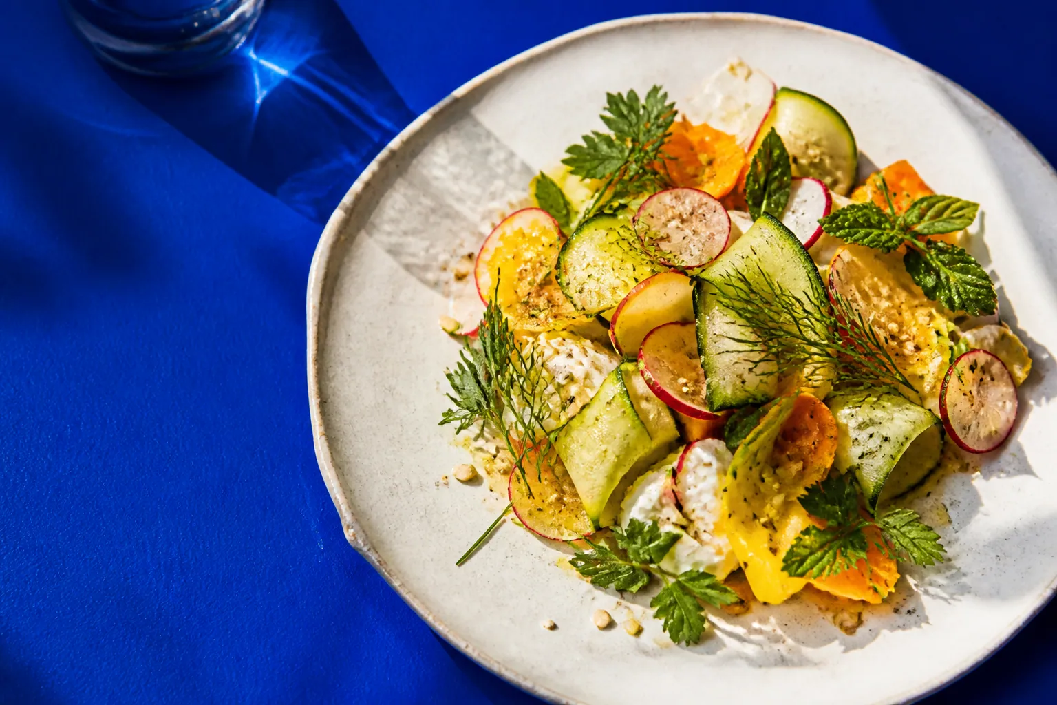 Entrée fraîche aux légumes dans une assiette en céramique