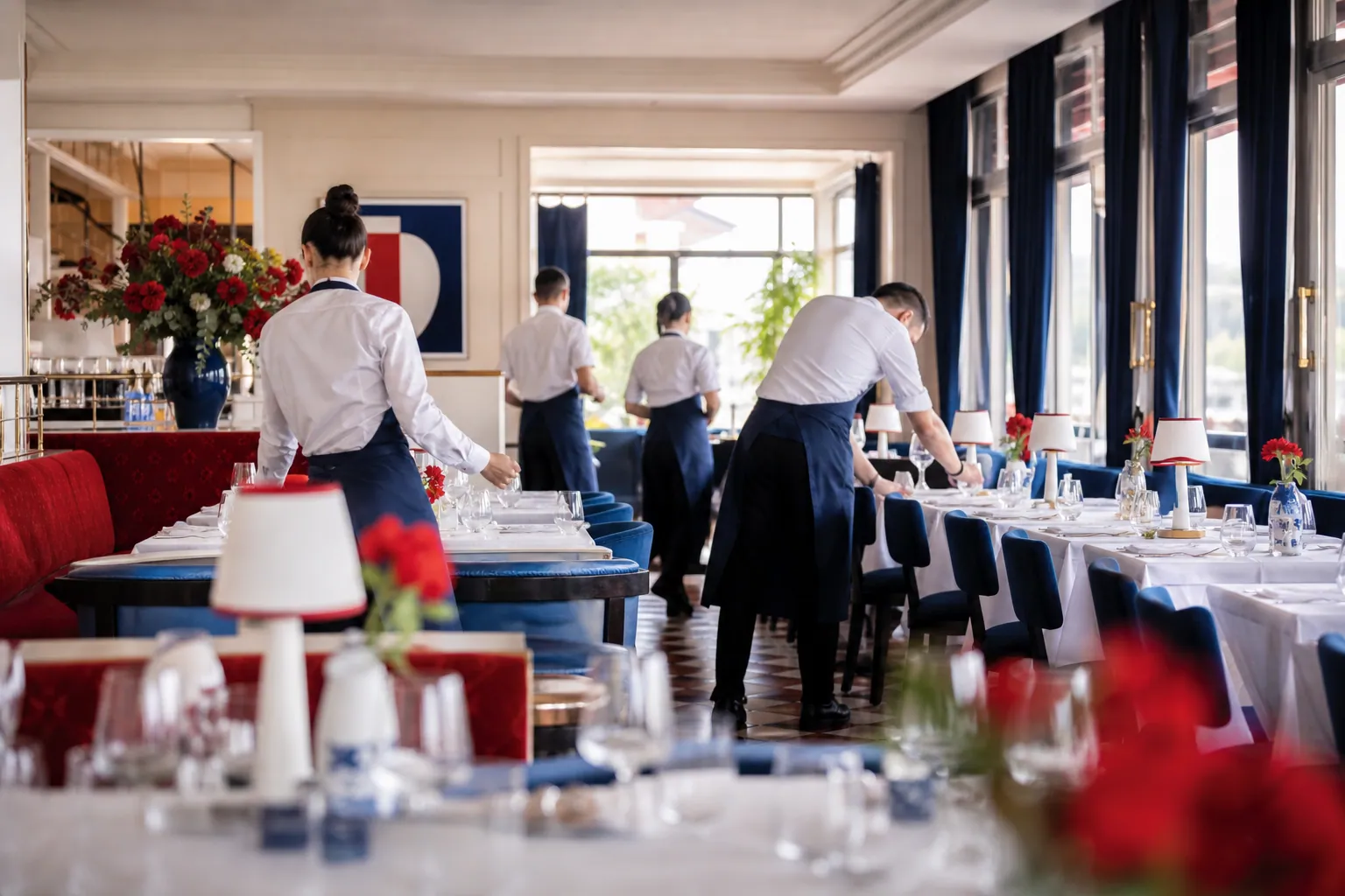Équipe préparant la salle avant le service