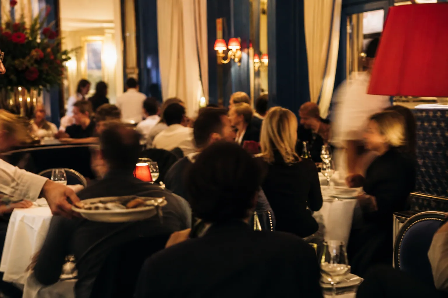 Salle animée pendant un repas sans visages distincts