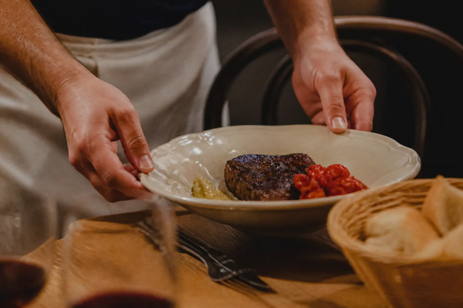 Mains déposant une assiette pendant le service